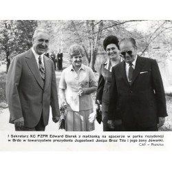 "I Sekretarz KC PZPR Edward Gierek z małżonką na spacerze w parku rezydencji...