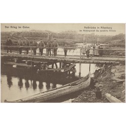 Der Krieg im Osten. Notbrücke in Allenburg im Hintergrund die zerstörte Brücke