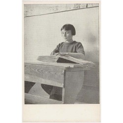 Niewidoma dziewczynka czyta. Fot. Cz. Jaxa-Bykowski