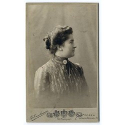 Portret kobiety w sukni z broszką