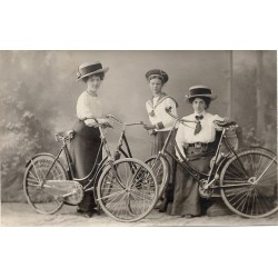 Ząbkowice. Śląskie. Scena w atelier - trzy kobiety z rowerami