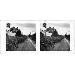 "Bild 26 Endlose Infanteriekolonnen marschieren zur Front bei Sambor"