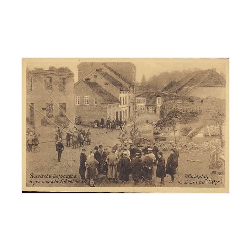 Russische Gefangene legen morsche Giebel nieder. Marktplatz in Domnau (Ostpr.) 127