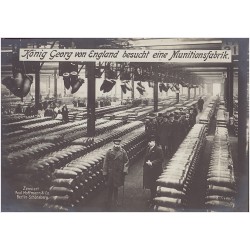 König Georg von England besucht eine Munitionsfabrik. 1607