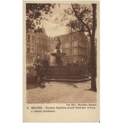 5. Gdańsk. Studnia Neptuna przed Dworem Artusa z orłami polskimi Fot. Rom. Wyrobek, Gdańsk