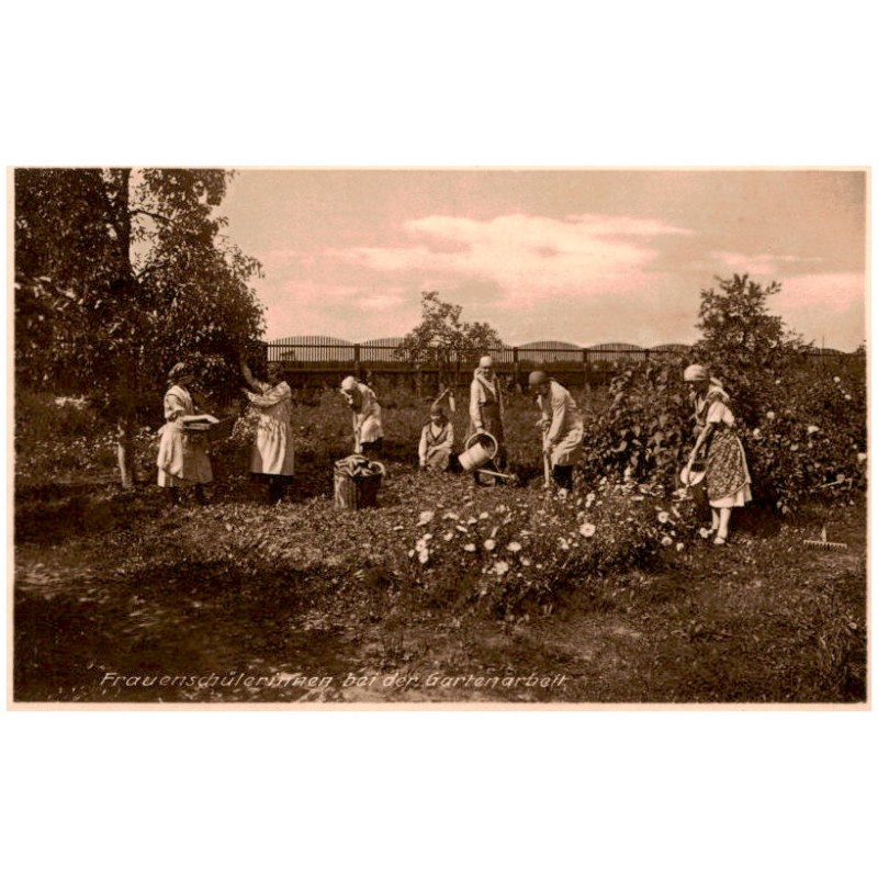 Fraueschülerinnen bei der Gartenarbeit. / Rewers: Pensionat der Ursulinen. Carlowitz bei Breslau.