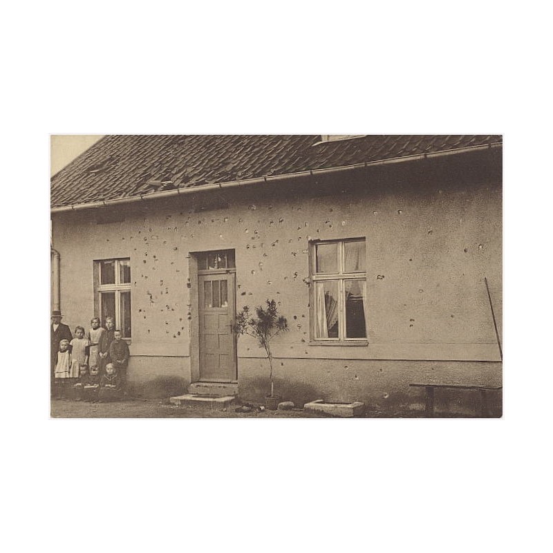 Aus Ostpreußens schwerer Zeit. Ein mit Schrapnells beschossenes Haus in der Tilsiter Niederung