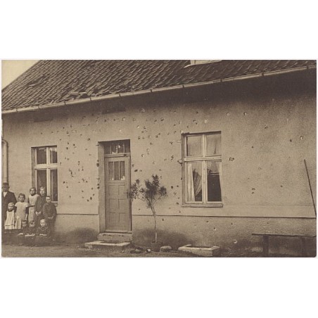 Aus Ostpreußens schwerer Zeit. Ein mit Schrapnells beschossenes Haus in der Tilsiter Niederung