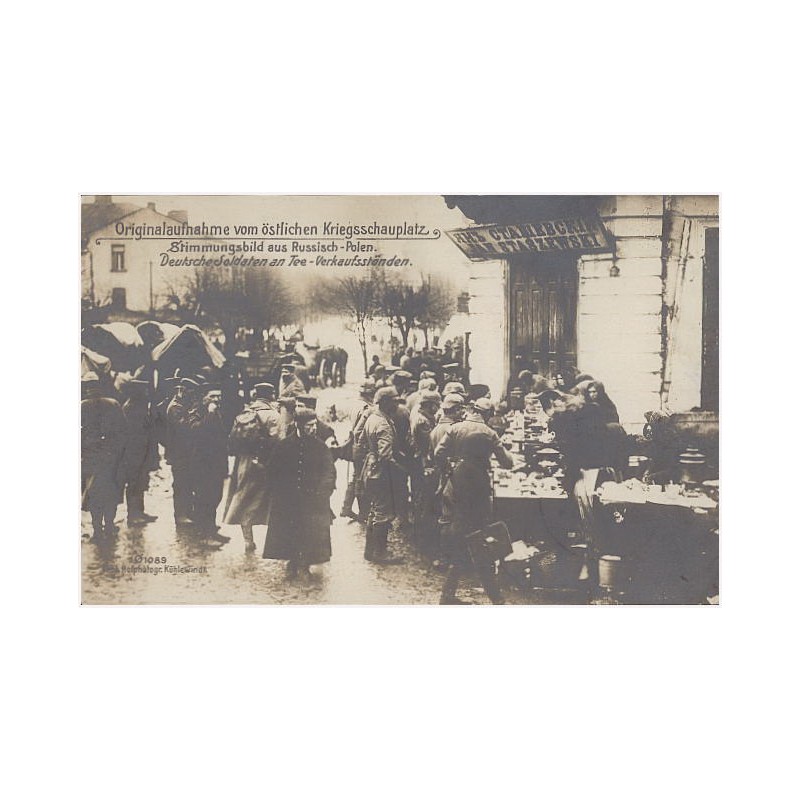 Originalaufnahme vom östlichen Kriegsschauplatz. Stimmungsbild aus Russisch-Polen. Deutsche Soldaten an Tee-Verkaufsständen