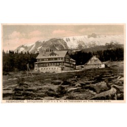 Riesengebirge. Schlingelbaude (1067 m ü. d. M.) mit Teichrändern und Prinz Heinrich Baude.