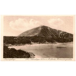 Riesengebirge. Die Schneekoppe 1605 m ü. M. über das Moorwasser gesehen.