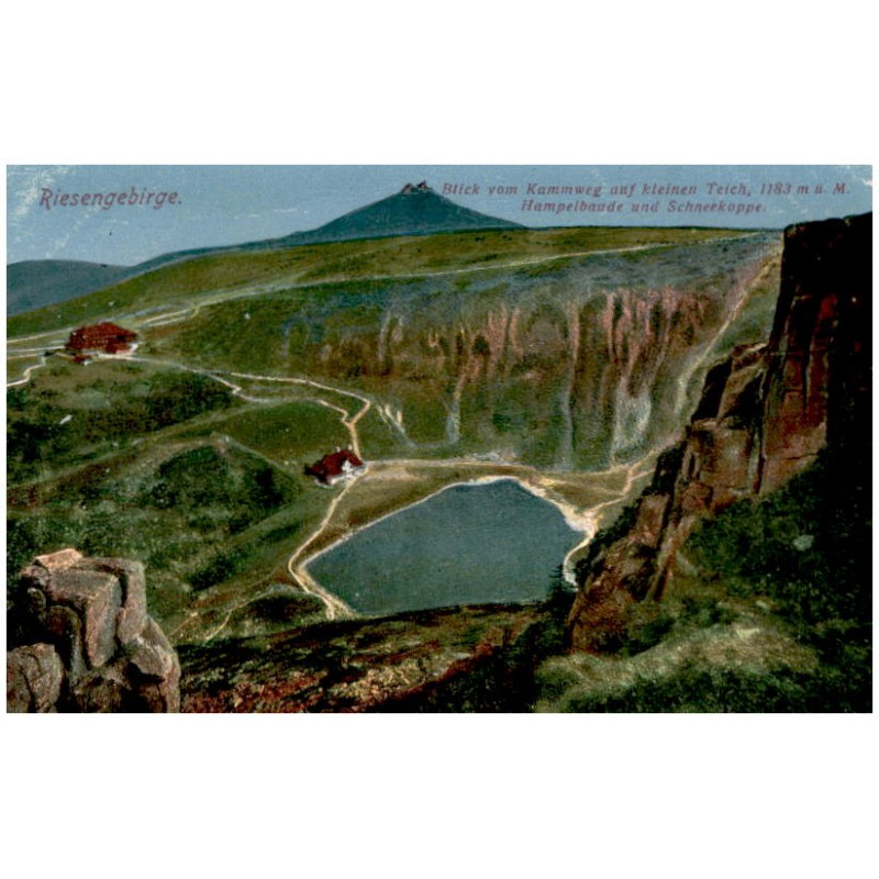 Riesengebirge. Blick vom Kammweg auf kleinen Teich 1183 m ü. M. Hampelbaude und Schneekoppe.