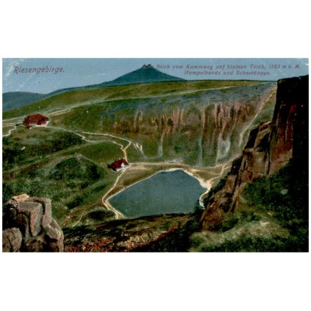 Riesengebirge. Blick vom Kammweg auf kleinen Teich 1183 m ü. M. Hampelbaude und Schneekoppe.