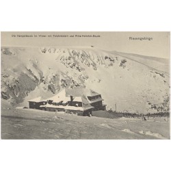 Riesengebirge. Die Hampelbaude im Winter mit Teichrändern und Prinz-Heinrich-Baude