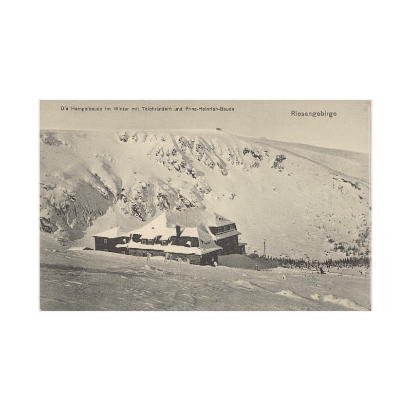 Riesengebirge. Die Hampelbaude im Winter mit Teichrändern und Prinz-Heinrich-Baude