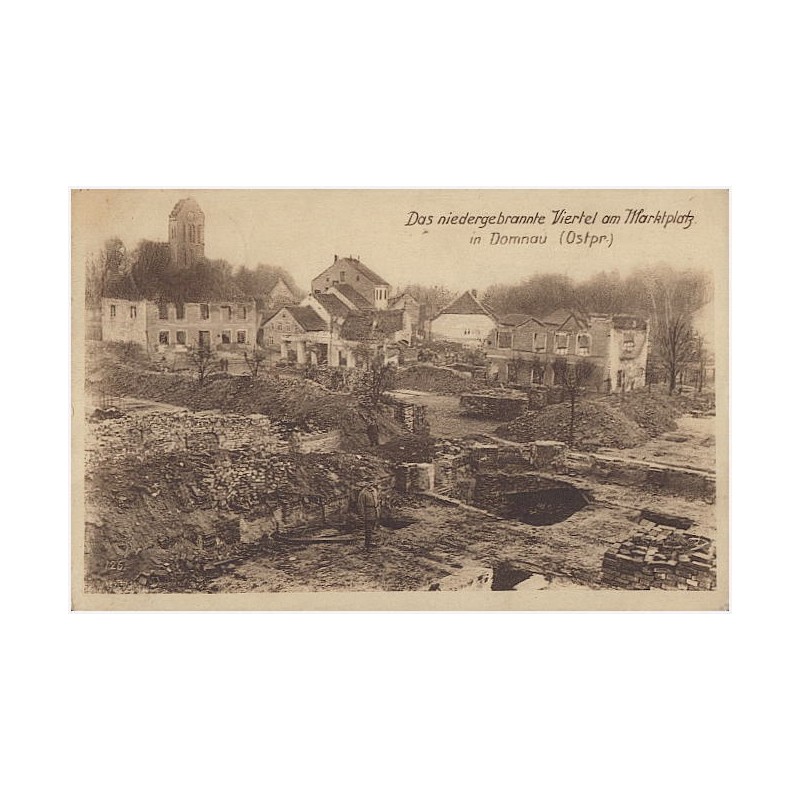 Das niedergebrannte Viertel am Marktplatz in Domnau (Ostpr.) [...]