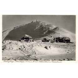Riesengebirge. Schneekoppe 1605 m ü. M. mit Schlesierhaus u. Riesenbaude