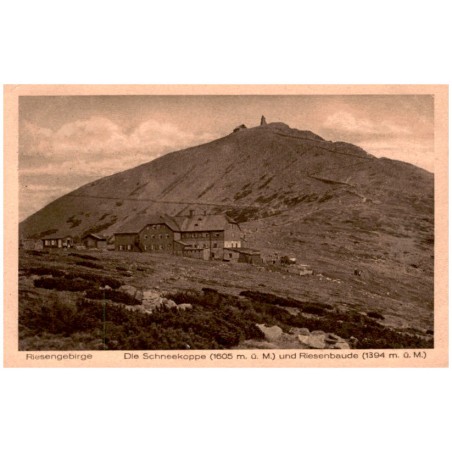 Riesengebirge. Die Schneekoppe (1605 m ü. M.) und Riesenbaude (1394 m ü. M.)
