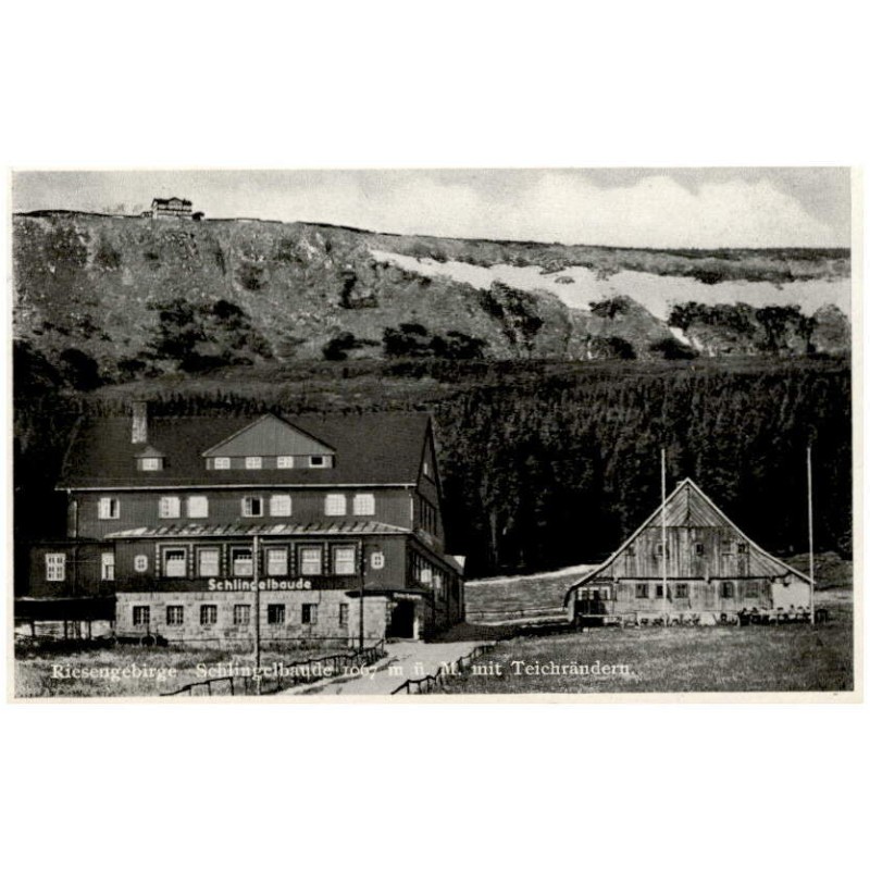 Riesengebirge. Schlingelbaude 1067 m ü. M. mit Teichrändern.