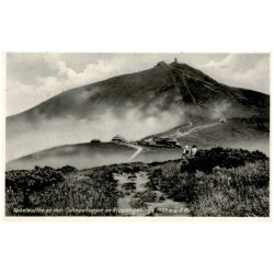 Nebelwolken an der Schneekoppe im Riesengebirge 1605 m ü. d. M. / Rewers: Riesengebirge. Schneekoppe, 1605 m ü. d. M. mit Schles