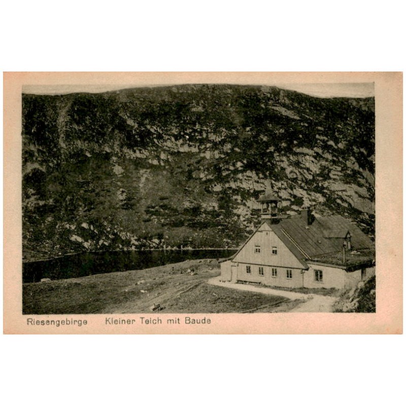 Riesengebirge. Kleiner Teich mit Baude