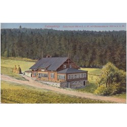 Eulengebirge. Eulenbaude 900 m ü. d. M. mit Bismarckturm 1014 m ü. d. M