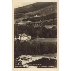 Strandbad Schneekoppe Krummhübel i. Rsgb. mit Blick über KDF.-Heim "Waldfrieden" n d. Siedlung Steinseiffen. 37653