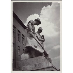 Kraków. Akademia Górnicza, Postacie przy wejściu. Fot. Roman Puchalski