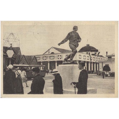 Powszechna Wystawa Krajowa Poznań, maj - wrzesień 1929. Tereny wschodnie, rzeźba "Siewcy" z widokiem na pawilon elektrotechniczn