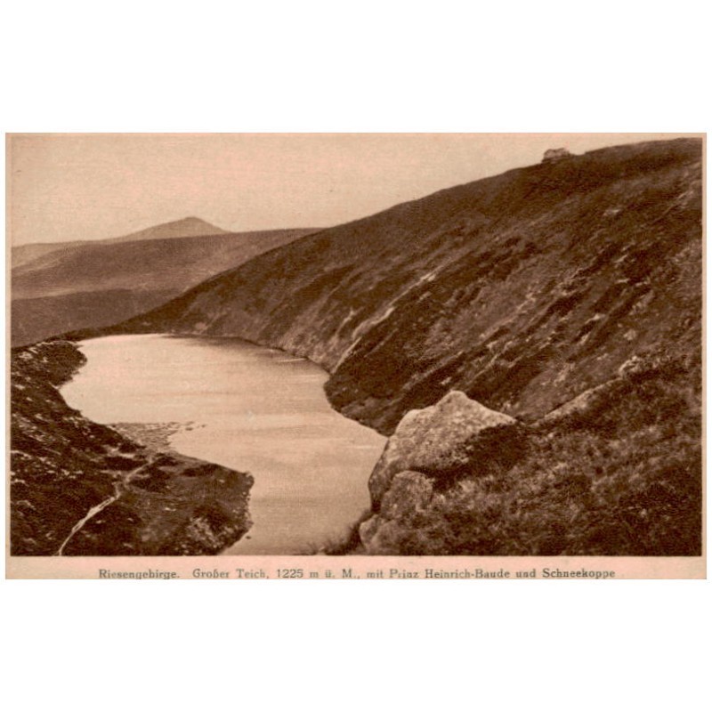 Riesengebirge. Großer Teich, 1225 m ü. M., mit Prinz Heinrich-Baude und Schneekoppe