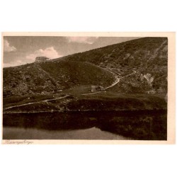 Riesengebirge. / Rewers: Kleiner Teich und Baude 1183 m ü. M. mit Hampelbaude 1258 m ü. M.