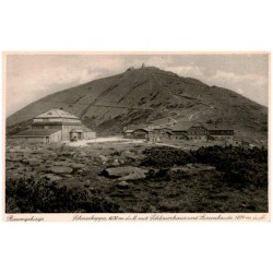 Riesengebirge. Schneekoppe, 1605 m ü. M. mit Schlesierhaus und Riesenbaude, 1394 m ü. M.