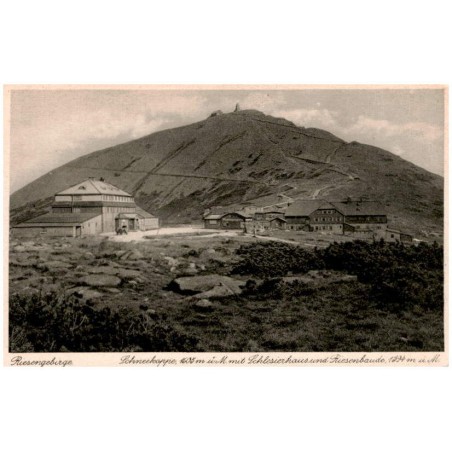 Riesengebirge. Schneekoppe, 1605 m ü. M. mit Schlesierhaus und Riesenbaude, 1394 m ü. M.