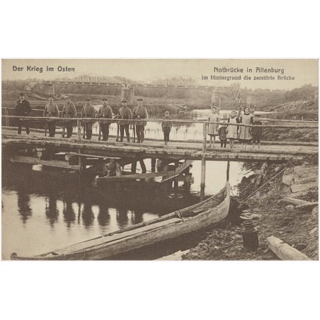Der Krieg im Osten. Notbrücke in Allenburg im Hintergrund die zerstörte Brücke