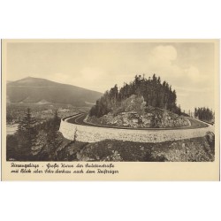 Riesengebirge - Große Kurve der Sudetenstraße mit Blick über Schreiberhau nach dem Reifträger 49971