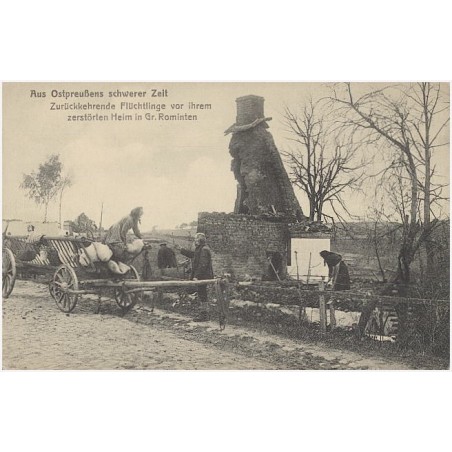Das Ostpreußens schwerer Zeit. Zurückkehrende Flüchtlinge vor ihrem zerstörten Heim in Gr. Rominten