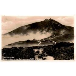 Riesengebirge, Nebelwolken an der Schneekoppe 1605 m ü. d. M. 73237 / Rewers: Riesengebirge. Schneekoppe mit Schlesierhaus und R