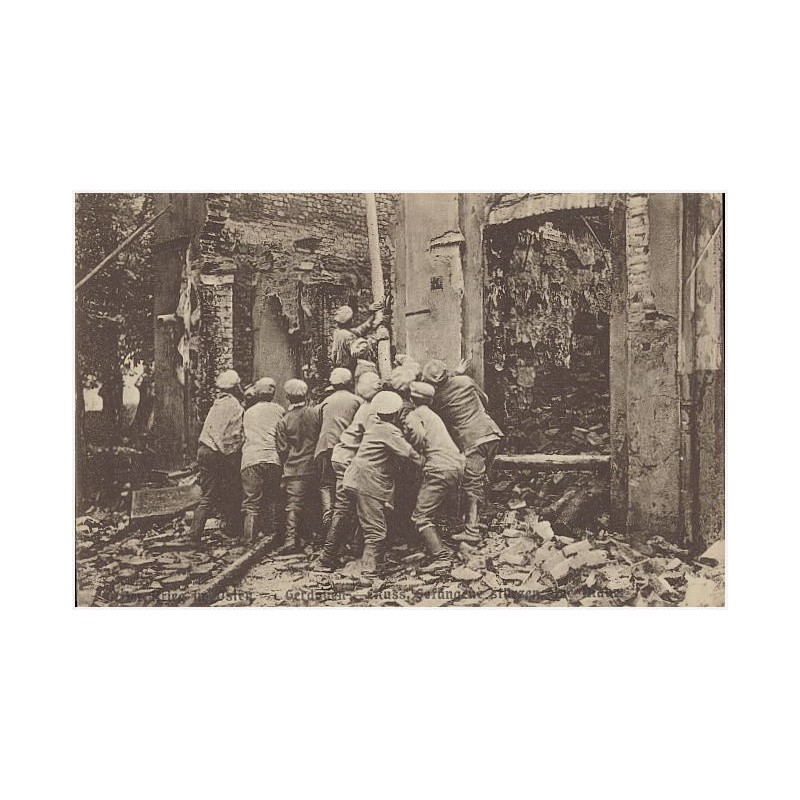 Der Krieg im Osten. Gerdauen. Russ. Gefangene stürzen eine Mauer