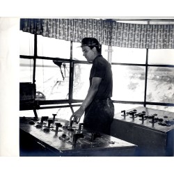 Kopalnia odkrywkowa piasku w Pławniowicach. Wnętrze kabiny operatora poniemieckiej koparki łańcuchowej