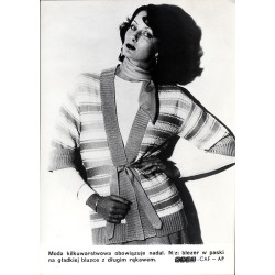 "Moda kilkuwarstwowa obowiązuje nadal. N/z: blezer w paski na gładkiej bluzce z długim rękawem. KAW-CAF - AP"