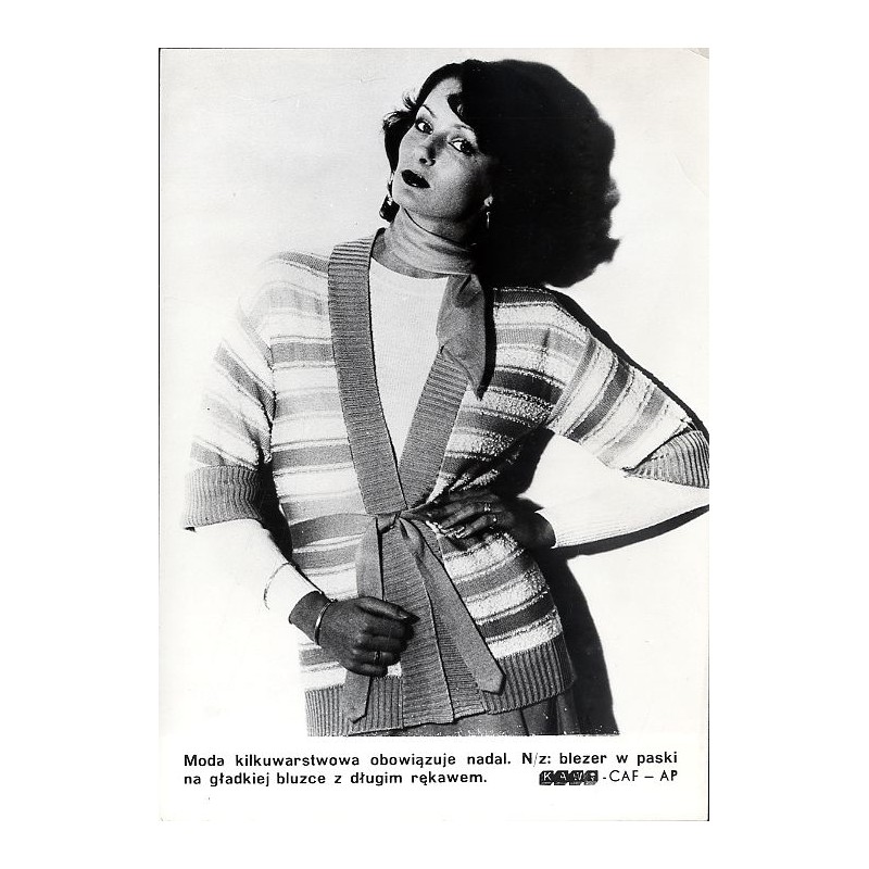 "Moda kilkuwarstwowa obowiązuje nadal. N/z: blezer w paski na gładkiej bluzce z długim rękawem. KAW-CAF - AP"