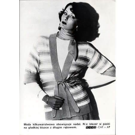 "Moda kilkuwarstwowa obowiązuje nadal. N/z: blezer w paski na gładkiej bluzce z długim rękawem. KAW-CAF - AP"