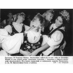 "Doroczny, IV Festiwal Kultury Studenckiej odbył się w tym roku w Gdańsku. [...] N/z taniec rzeszowski w wykonaniu zespołu Uniwe