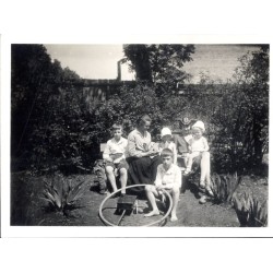 "Lwów - 1929 r.". Scena rodzajowa w ogrodzie we Lwowie