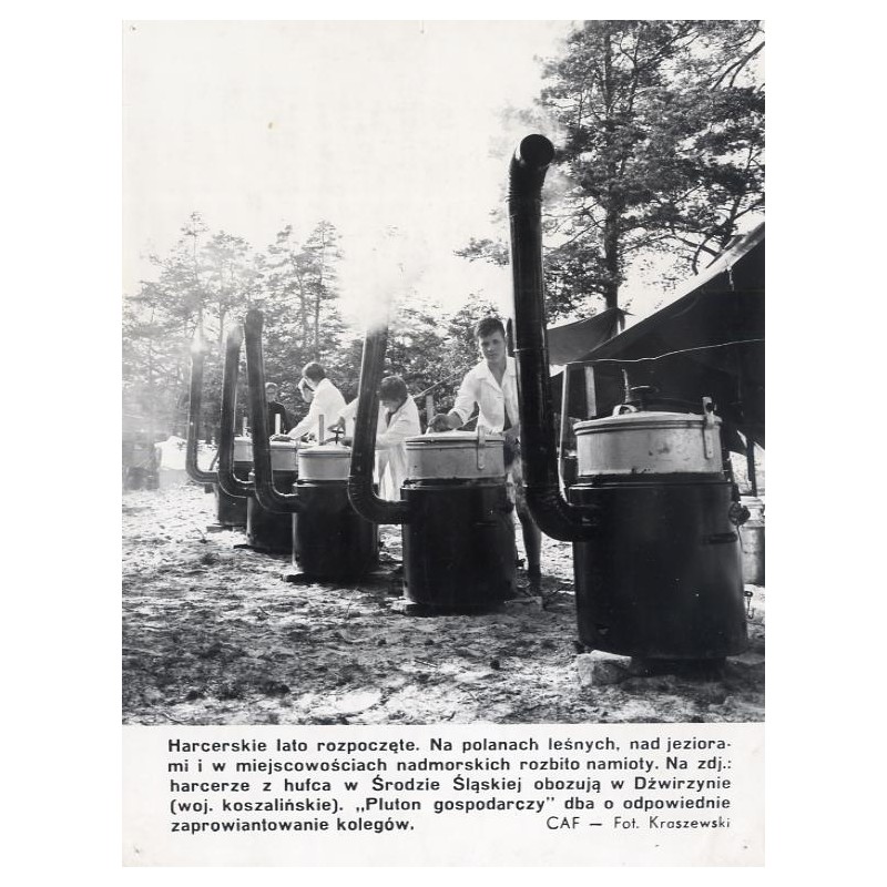 "[...] Na zdj.: harcerze z hufca w Środzie Śląskiej obozują w Dźwirzynie [...]. CAF - Fot. Kraszewski"