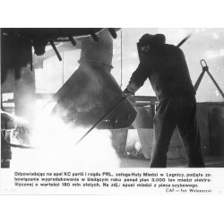 "[...] załoga Huty Miedzi w Legnicy, podjęła zobowiązanie [...]. spust miedzi z pieca szybowego. CAF - Fot. Wołoszczuk"