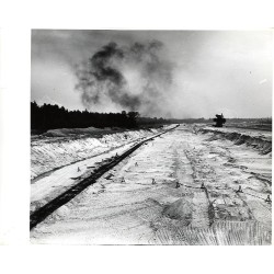 Kopalnia odkrywkowa piasku w Pławniowicach. Z prawej - poniemiecka koparka łańcuchowa