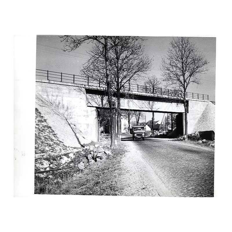 Wiadukt kolejowy w miejscowości Trachy na szlaku Goszyce - Leboszowice nad drogą wojewódzką 919