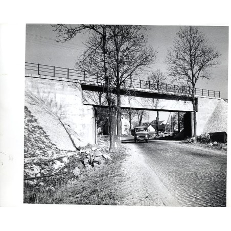 Wiadukt kolejowy w miejscowości Trachy na szlaku Goszyce - Leboszowice nad drogą wojewódzką 919