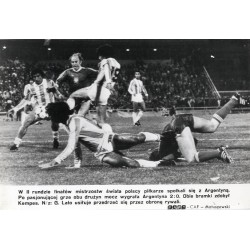 "W II rundzie finałów mistrzostw świata polscy piłkarze spotkali się z Argentyną [...] N/z: G. Lato usiłuje przedrzeć się przez